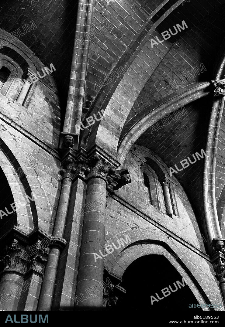 CAPITELES Y REPISAS ESCULPIDAS DONDE DESCANSAN LOS ARCOS FAJONES Y CRUCEROS DE LA NAVE MAYOR - FOTOGRAFIA EN BLANCO Y NEGRO - AÑOS 60.