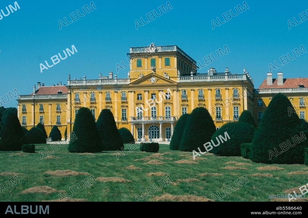 Fertöd (früher Eszterhaza / Ungarn), Schloß Esterhazy. (1764-66 unter Fürst Nikolaus Esterhazy erbaut). Ansicht der Gartenfront. Foto, 1997.