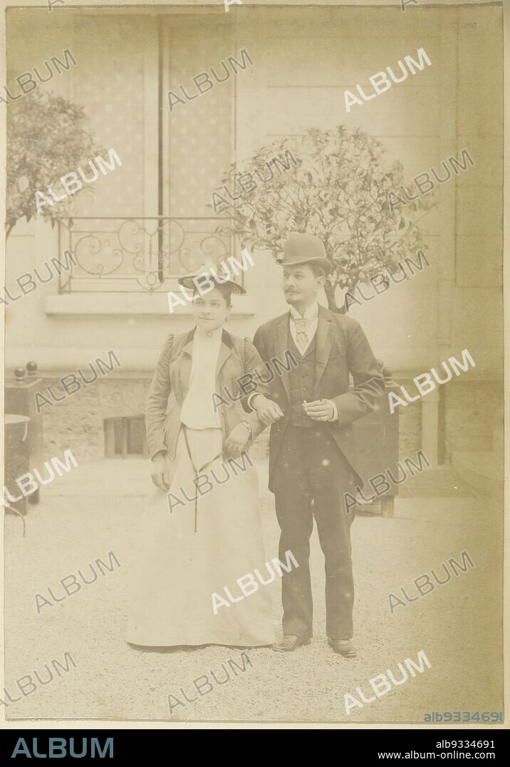 Portrait of a French couple, seen from the front in a garden, Part of Photo album of a French amateur photographer with shots of a family, distillery Delizy & Doistau Fils, the army and places of interest in France., anonymous, France, c. 1900 - c. 1910, paper, albumen print, height 164 mm × width 114 mm.