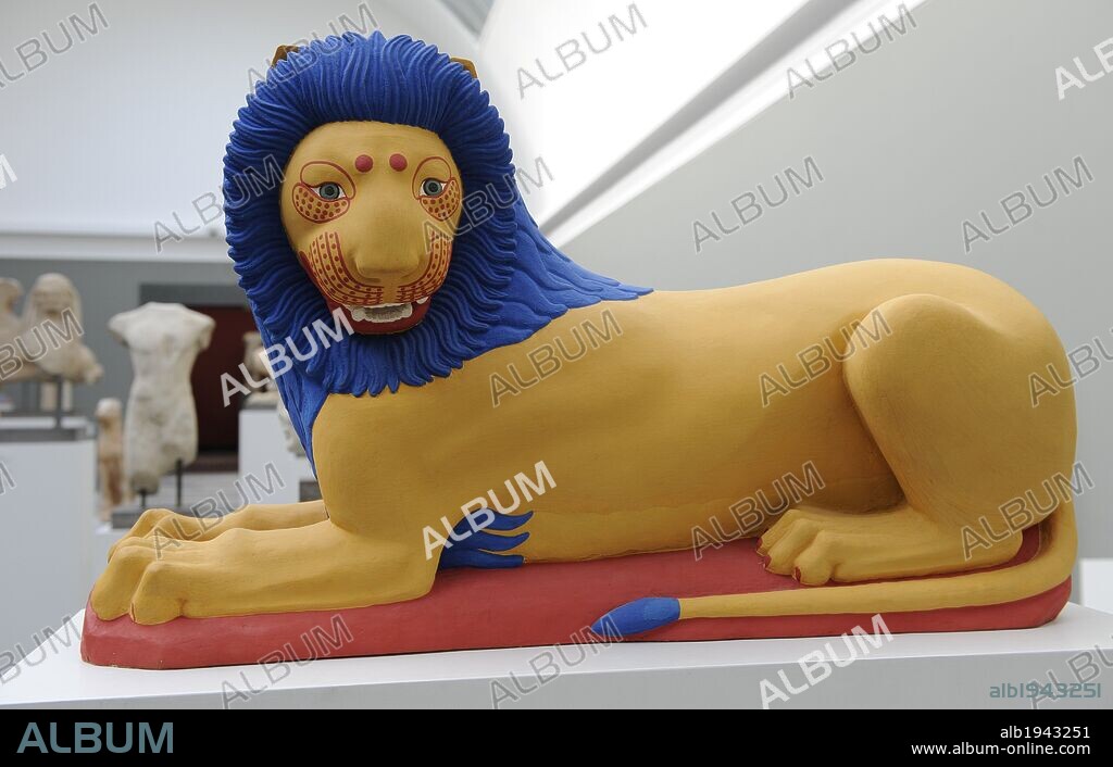 ARTE GRIEGO. ARCAICO. GRECIA. Reconstrucción de los colores de una escultura de un león procedente de una tumba de Corintio. 600-550 a. C. La pintura se reconstruye según los restos de pigmentación localizados en los originales. Ocre, rojo y azurita. Museo Carlsberg Glyptotek. Copenhague. Dinamarca. Norte de Europa.