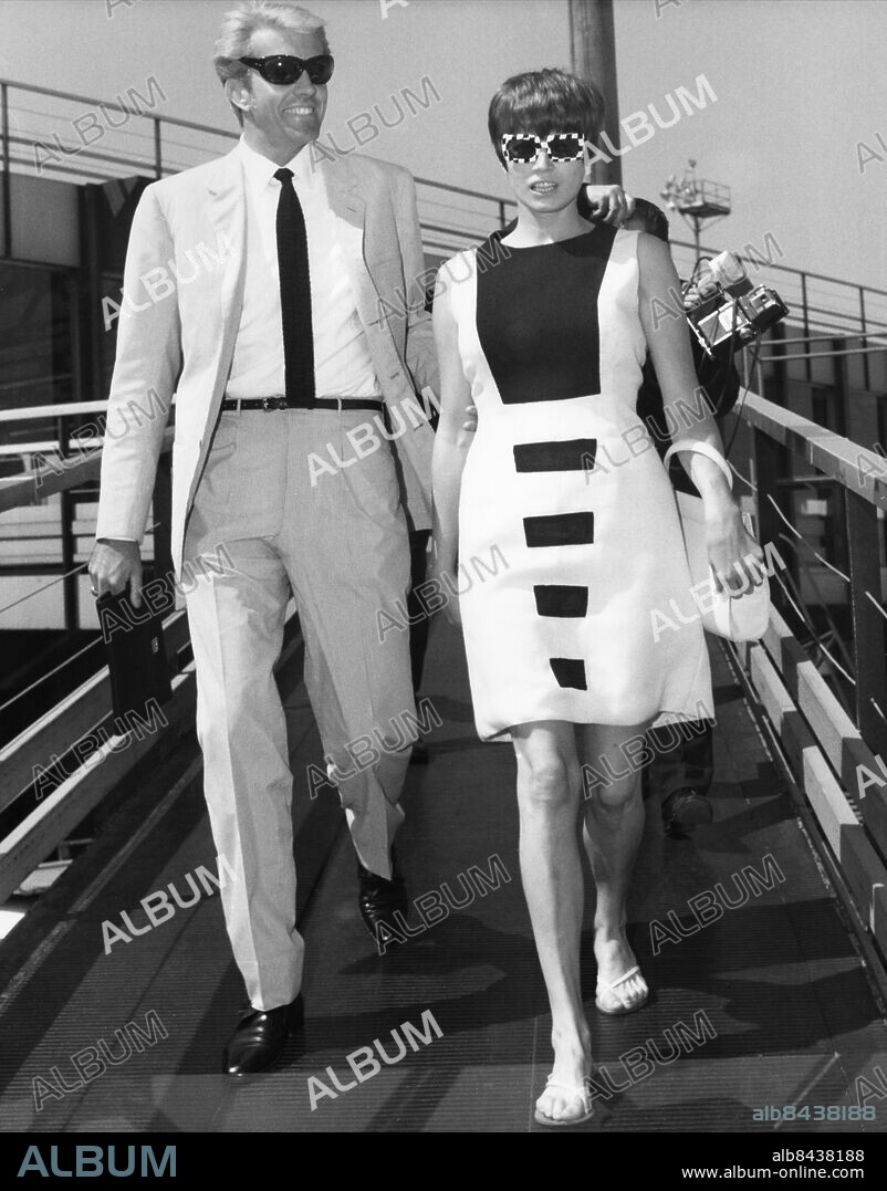 ARKIV ROM 19660601. Skådespelarparet Anita Ekberg och Rik van Nutter, England. Paret befinner sig på Fiumicino Airport för avresa till Madrid och inspelning av en ny film. Ekberg och van Nutter var gifta 1963-1975.. Foto: Pressens Bild / SCANPIX / Kod: 190.