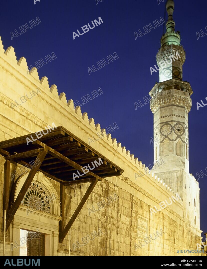 SIRIA. DAMASCO. Vista nocturna del muro exterior de la MEZQUITA OMEYA, construida a principios del siglo VIII. Destaca uno de sus minaretes.