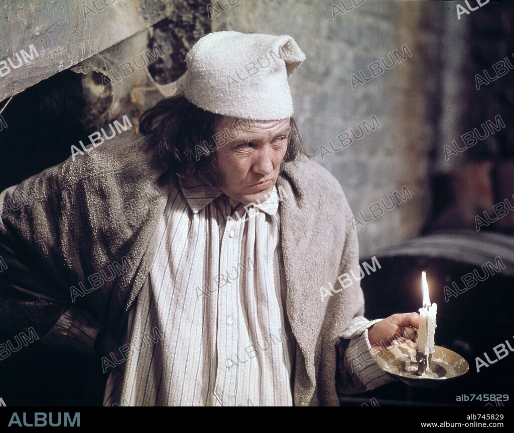 ALBERT FINNEY en MUCHAS GRACIAS MR SCROOGE, 1970 (SCROOGE), dirigida por RONALD NEAME. Copyright 20TH CENTURY FOX.