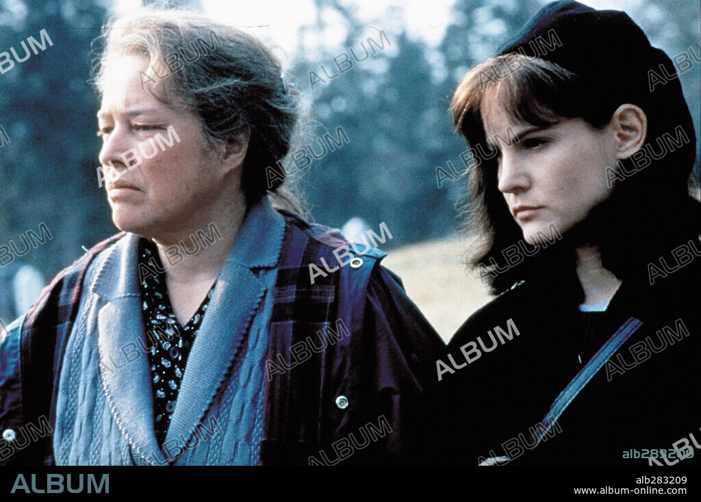 JENNIFER JASON LEIGH and KATHY BATES in DOLORES CLAIBORNE, 1995, directed by TAYLOR HACKFORD. Copyright CASTLE ROCK ENTERTAINMENT / CLIFFORD, JOHN.