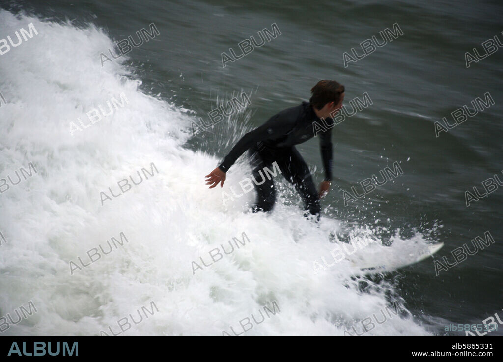Zarautz; "surfista" delante esas grandes olas que hacen de la localidad referencia de éste deporte.
