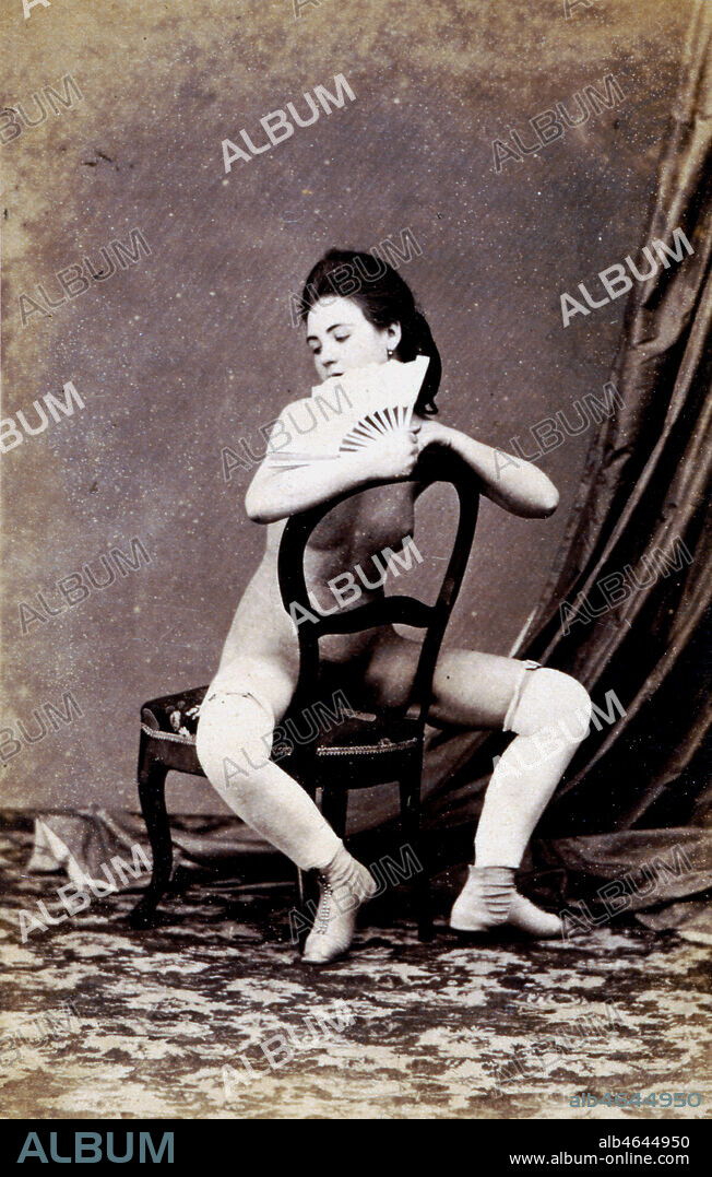 Femme nue assise sur une chaise, s'eventant. Photo de nu vers 1860. Coll. S. Kakou/Kharbine-Tapabor.