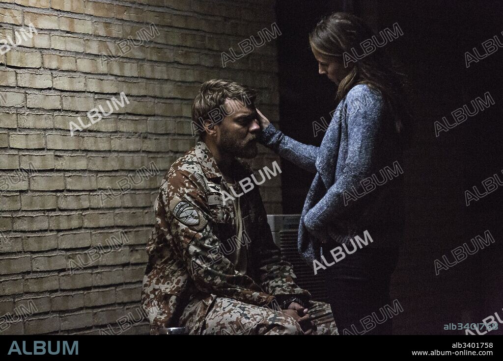 PILOU ASBAEK et TUVA NOVOTNY dans KRIGEN, 2015, réalisé par TOBIAS LINDHOLM. Copyright AZ Celtic Films / Nordisk Film Production.