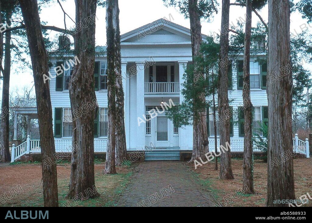 zu: Faulkner, William; USamerik. Schriftsteller (Nobelpreis für Literatur 1949); 1897-1962.-Faulkners Wohnhaus " Rowan Oak" in Oxford (Mississippi), ab 1930 bis an sein Lebensende (heute Museum): Fassade.-Foto, undat. (um 2000).