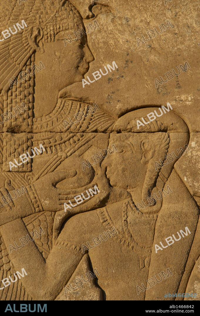 Arte Egipcio. Dendera. Complejo del Templo de Hathor. Mammisi romano o Casa del Nacimiento Divino. La diosa Hathor amamantando a su hijo Ihy. Relieve.