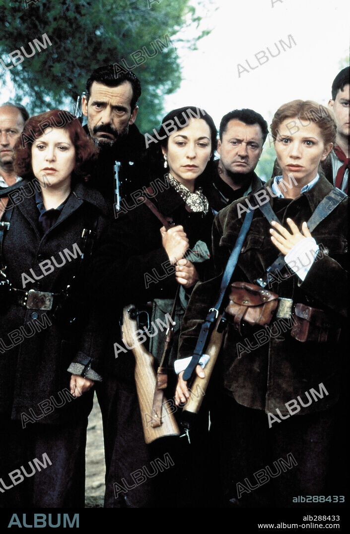 LOLES LEON y VICTORIA ABRIL en LIBERTARIAS, 1996, dirigida por VICENTE ARANDA. Copyright SOGETEL/LOLAFILMS.