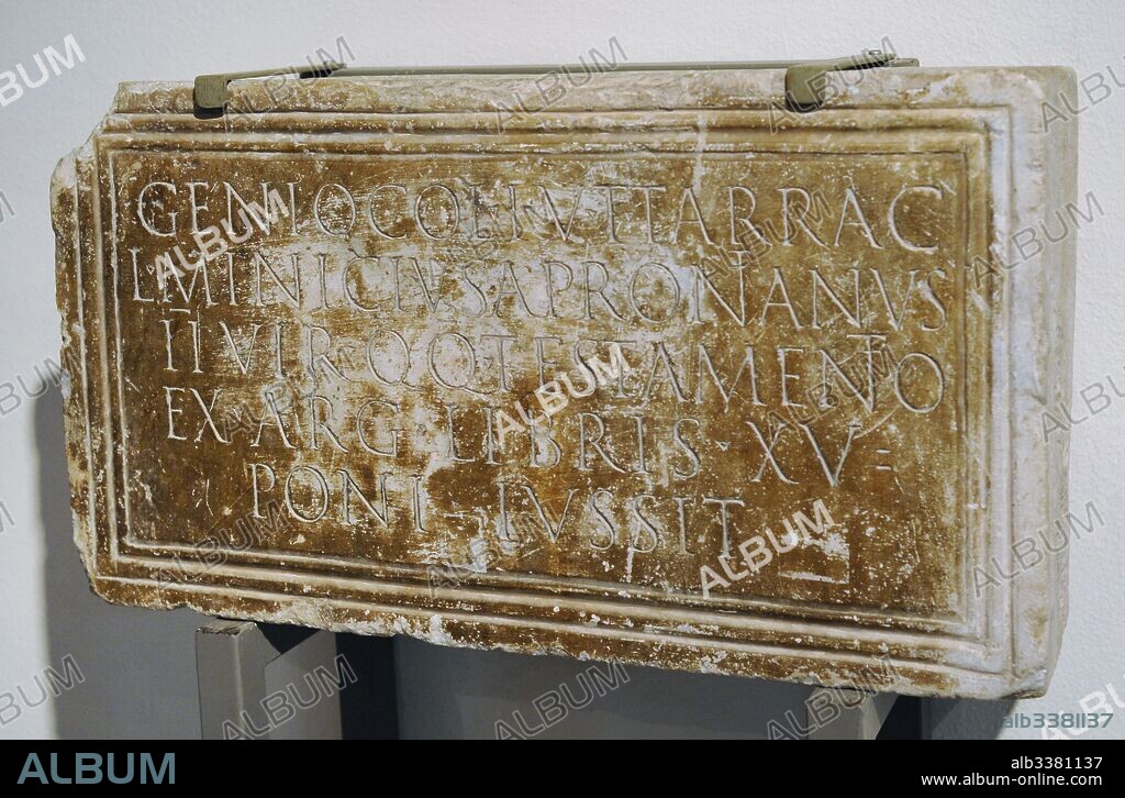 Pedestal dedicado al genio de la Colonia Tárraco. Copia. Siglo II d. C. Mármol de Luni-Carrara. Destinado a una estatua de plata que mandó construir Luci Minici Apronianus Duuvir quinquenal, al Genio de la Colonia, según consta en la inscripción. Museo Nacional Arqueológico. Tarragona, Cataluña, España. Roman pedestal dedicated to the Geni of the Colonia Tarraco, Spain. Marble. 2nd century. Replica. National Archaeological Museum, Tarragona. Spain.