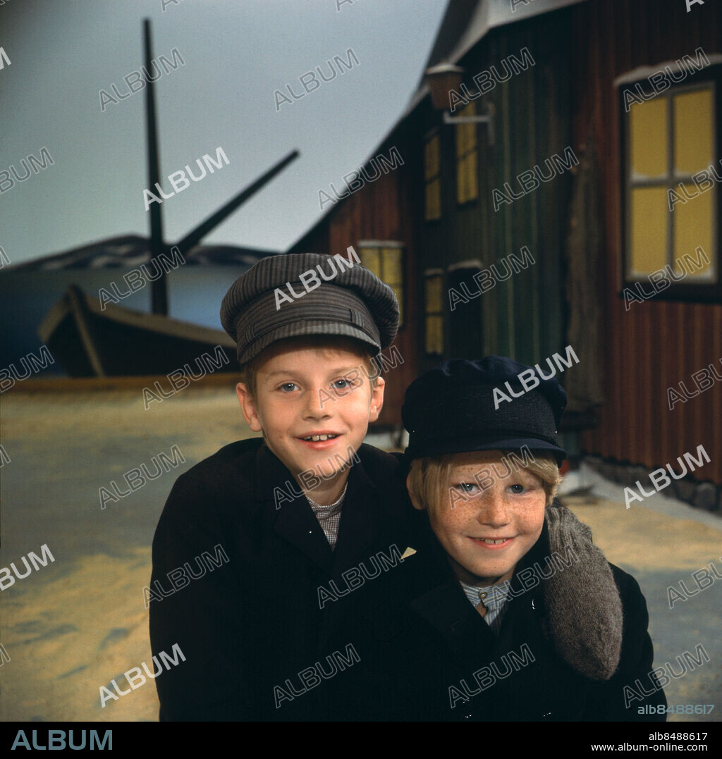 1966-07.. ADVENTSKALENDERN TV- och radioberättelse av Hans Peterson resp Rolf Bergström i TV-regi av Allan Rune Pettersson om människorna i en mycket liten stad i Sverige på 1910-talet. Sven - Ted Gärdestad Sänt första gången 1966-11-27. Bild tagen för reportage i RiR 48/66. Julkalendern Kamrater Skärmmössor Vänner CD541 persons: TED GÄRDESTAD sites: SVERIGE.