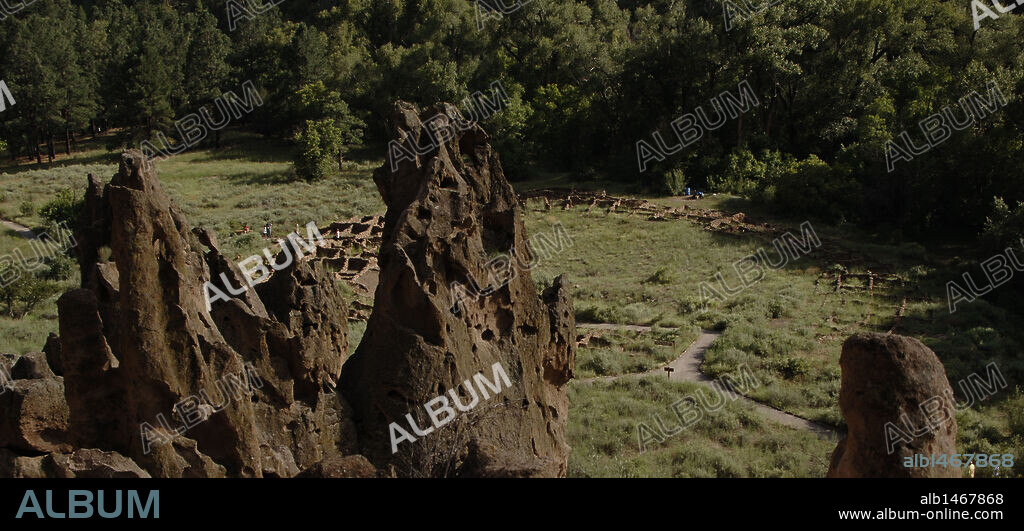 ARTE PREHISTORICO. NEOLITICO. AMERICA. INDIOS PUEBLO. MONUMENTO NACIONAL BANDELIER (BANDELIER NATIONAL MONUMENT). TYUONYI. Uno de los asentamientos de indios Pueblo en el Cañón de los Frijoles. Estado de Nuevo México. Estados Unidos.
