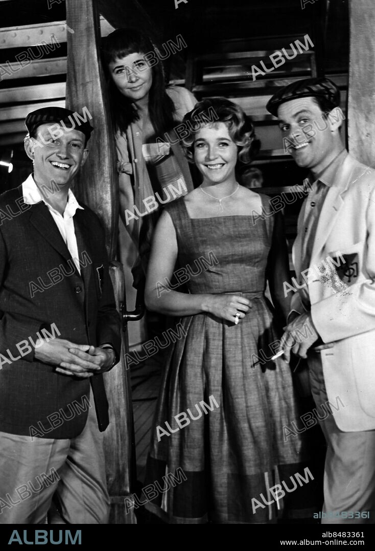 ARKIV 1958-07-28. Jazzmusikerna och skådespelarna fr. v. Ulrik Neuman i rollen som Hansen, Lena Granhagen i rollen som Gittan, Alice Babs i rollen som Ulla Wickström/Ulla Winther och Svend Rasmussen i rollen som Jensen under filminspelningen av filmen "Musik ombord" 28:e juli 1958.. Foto: Sten Karsbrink / SCANPIX / Kod: 11014.