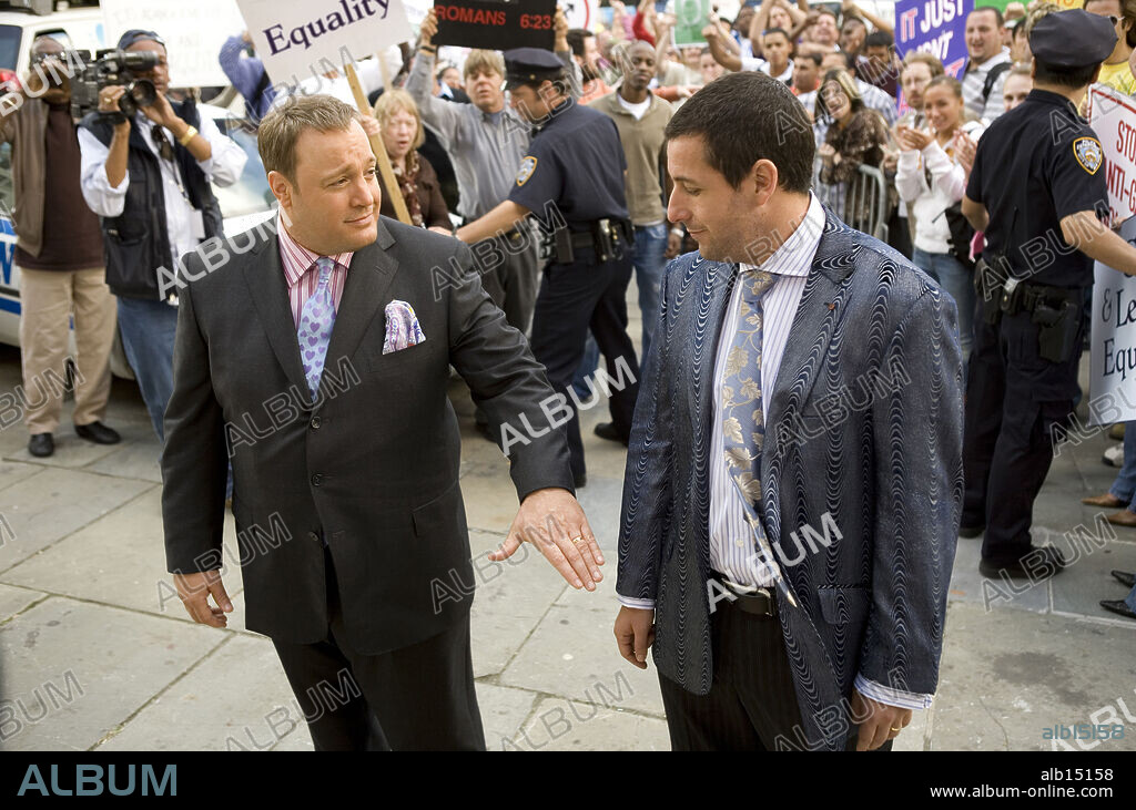ADAM SANDLER y KEVIN JAMES en OS DECLARO MARIDO Y MARIDO, 2007 (I NOW PRONOUNCE YOU CHUCK AND LARRY), dirigida por DENNIS DUGAN. Copyright UNIVERSAL PICTURES / BENNETT, TRACY.