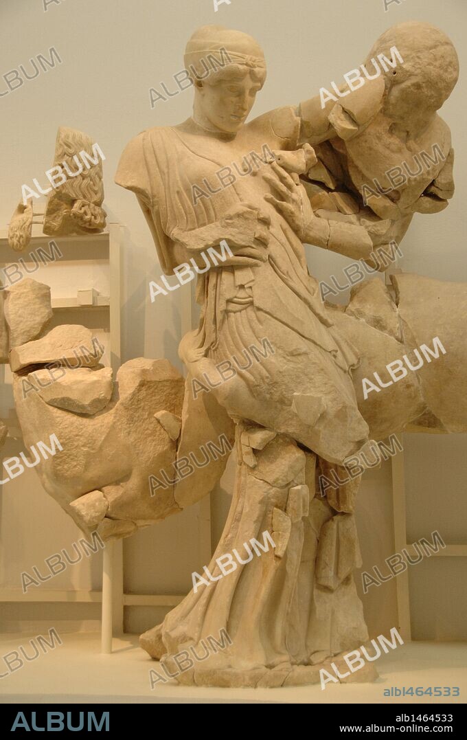 ARTE GRIEGO. GRECIA. S. V a. C. DECORACION DEL TEMPLO DE ZEUS en el Santuario de Olimpia. Esculturas en mármol de Paros que decoraban el FRONTON OCCIDENTAL del templo. Figura de DEIDAMIA Y EURYTION. Fechadas hacia el año 460 a. C. Museo Arqueológico de Olimpia. Provincia de Ilía. Región del Peloponeso. Grecia.