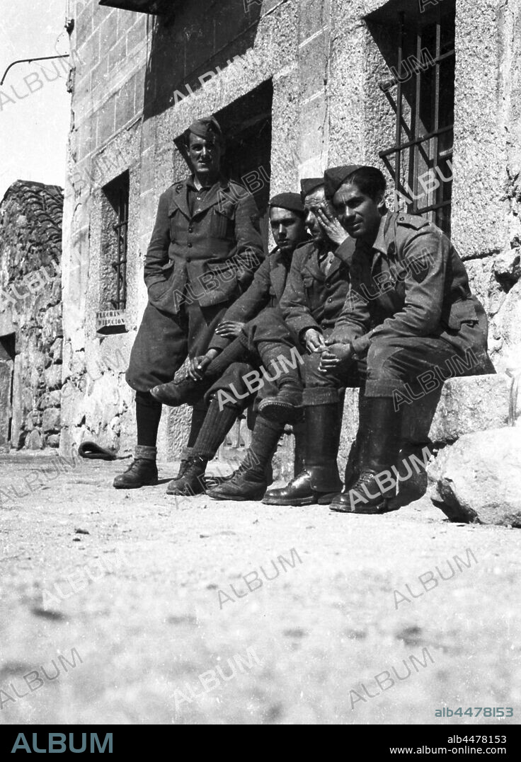 España. Guerra civil (1936-1939). Falange española y de las J.O.N.S. División 72 del Cuerpo del Ejército de Castilla. Flechas Verdes, junto a legionarios del Corpo Truppe Volontaire, CTV, formaron una unidad mixta italo-española movilizada para hacer frente en la ofensiva de Catalunya al final de la contienda. Oficial italiano junto a tres soldados ante la Dirección de las Flechas Negras.