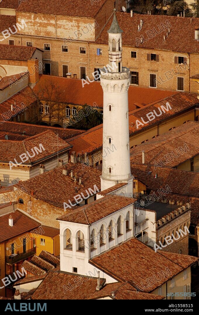 ITALIA. CREMONA. Vista de un minarete árabe construido por un particular en el siglo XX. Región de la Lombardía.