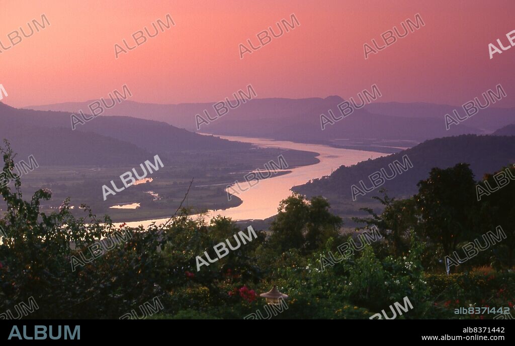 The Vashishti River is one of the larger rivers on the Konkan coast of Maharashtra State. The town of Chiplun lies on its banks.<br/><br/>. The river begins in the Western Ghats and snakes its way westwards towards the Arabian Sea. Kolkewadi Dam, near Alore has a vast reservoir which feeds a tributary of the river.<br/><br/>. The river has many riverine islands. Crocodiles are known to inhabit the waters.