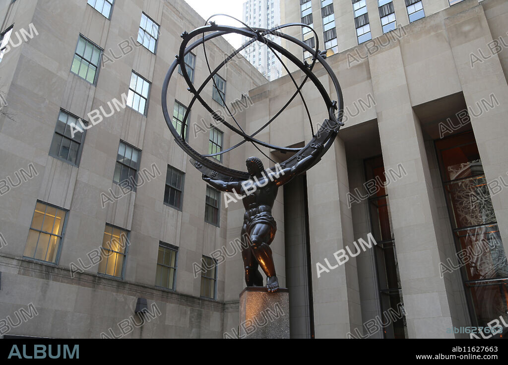 USA. New York City. Statue of Titan Atlas, by Lee Lawrie, 1937. Art Deco style. Rockefeller Center. 5th Avenue. Manhattan.
