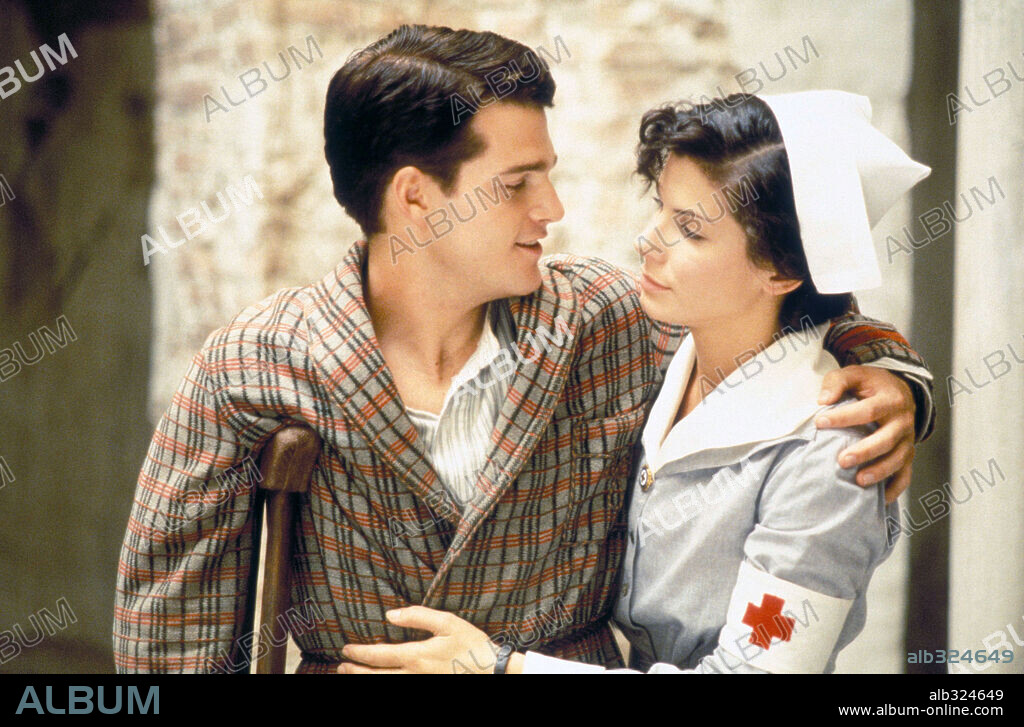 SANDRA BULLOCK, ERNEST HEMINGWAY y CHRIS O'DONNELL. CHRIS O'DONNELL y SANDRA BULLOCK en EN EL AMOR Y EN LA GUERRA, 1996 (IN LOVE AND WAR), dirigida por RICHARD ATTENBOROUGH. Copyright NEW LINE CINEMA / BAILEY, ALEX.