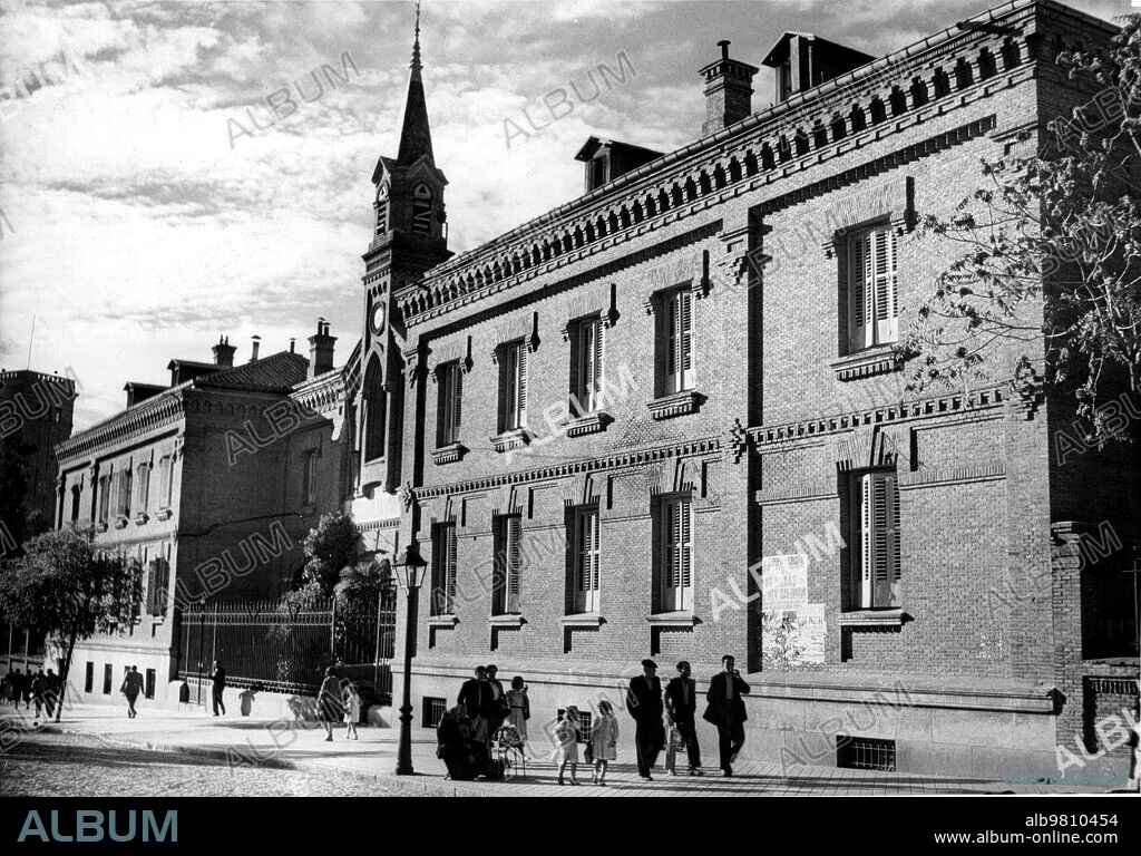 1952. Facade of the hospital of San José and Santa Adela, in Madrid.