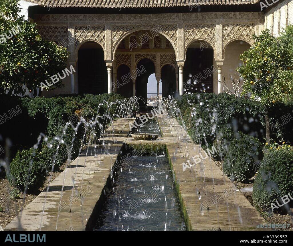 Arquitectura Islámica. Epoca Nazarí. Palacio del Generalife. Residencia de verano de los monarcas nazaríes. Patio de la Acequia, con sus jardines, fuentes y surtidores. Granada. Andalucía. España.