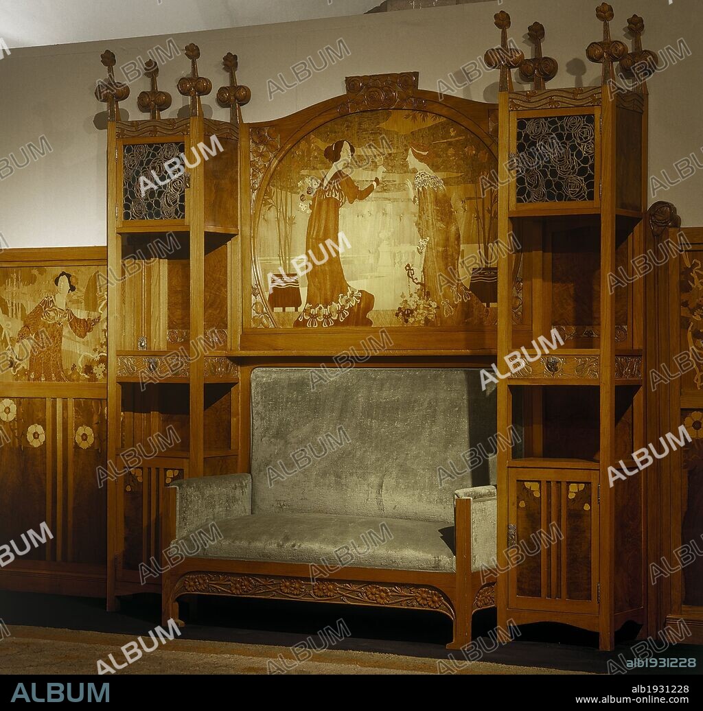 HOMAR GASPAR. Sofa with side windows and inlaid decorative panel with two figures in a garden of the Morera Lleó House. 1904,  20th, modernism.