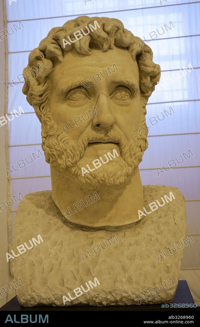 ANTONINO PIO (Tito Fluvio Boyonio Arrio Aurelio Antonio Pío (Lanuvium, 86-Lorium, 161). Emperador romano (138-161). Adriano le nombró sucesor en 138 y le hizo hijo adoptivo. Busto colosal del emperador realizado en vida, 138-161 d. C. Colección Farnese. Museo Arqueológico Nacional. Nápoles. Italia.