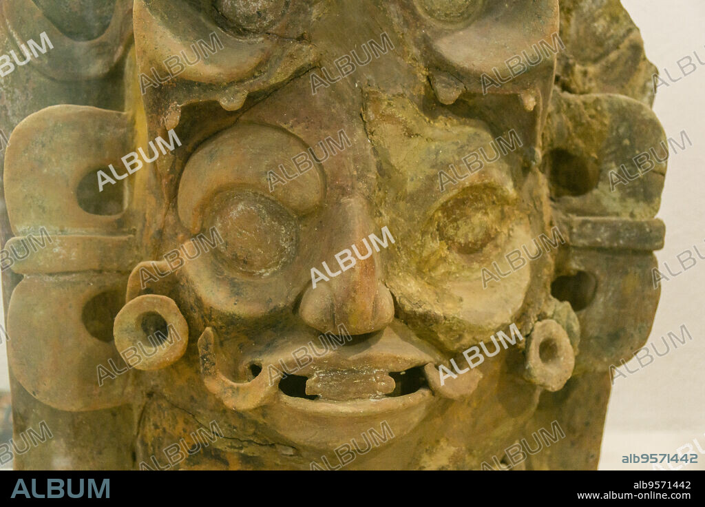 urna funeraria con la imagen del dios solar y el jaguar, clásico, Santa María Nebaj,museo de antropologia Maya, departamento de El Quiché, Guatemala, Central America.