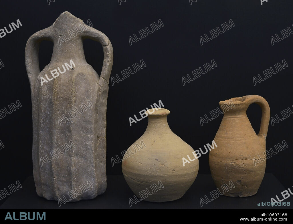 Cerámica. De izquierda a derecha: jarro con cuerpo cilíndrico y acanalado, siglo VIII-IX, procedente del yacimiento arqueológico de Vega Baja de Toledo; botella de cuerpo globular, siglo IV-V, de la villa romana de Carranque (provincia de Toledo), y jarro bitroncocónico con asa, siglo VII, de procedencia desconocida. Museo de los Concilios y la Cultura Visigoda. Toledo. Castilla-La Mancha. España.