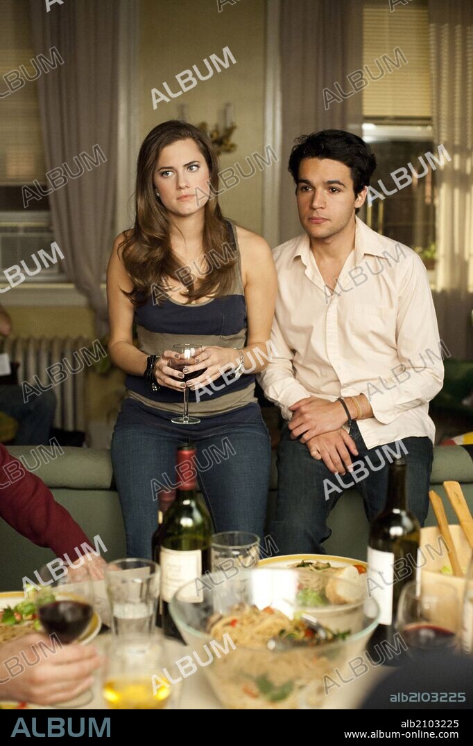CHRIS ABBOTT y MARNIE MICHAELS. ALLISON WILLIAMS y CHRIS ABBOTT en GIRLS, 2012, dirigida por LENA DUNHAM. Copyright HBO.