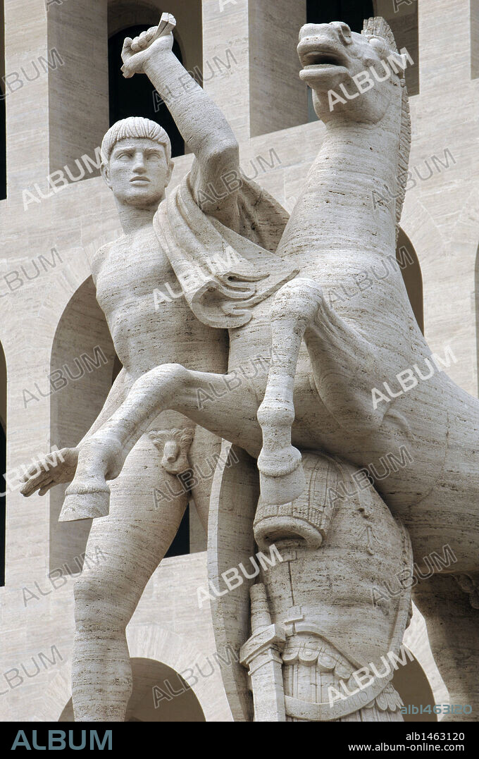 DIOSCUROS. Tindáridas CASTOR Y POLUX, gemelos solares hijos de Zeus. ESTATUA en el PALACIO DE LA CIVILIZACION ITALIANA (1938-1943), construído para la Exposición Universal de Roma de 1942. Esculpida por Publio Morbiducci y Alberto de Felci. Distrito EUR. ROMA Italia.