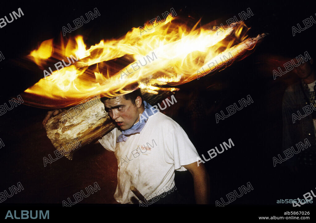 Isil, Falles d'Isil, fallas; cargando troncos encendidos (Pallars Sobirà).