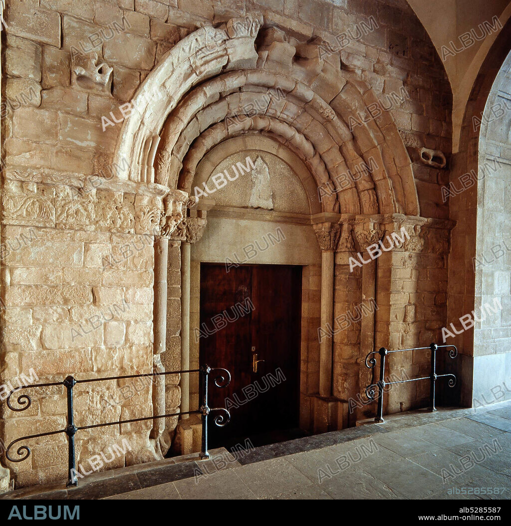 Puerta románica, Monasterio de Montserrat. Monistrol de Montserrat, Barcelona.