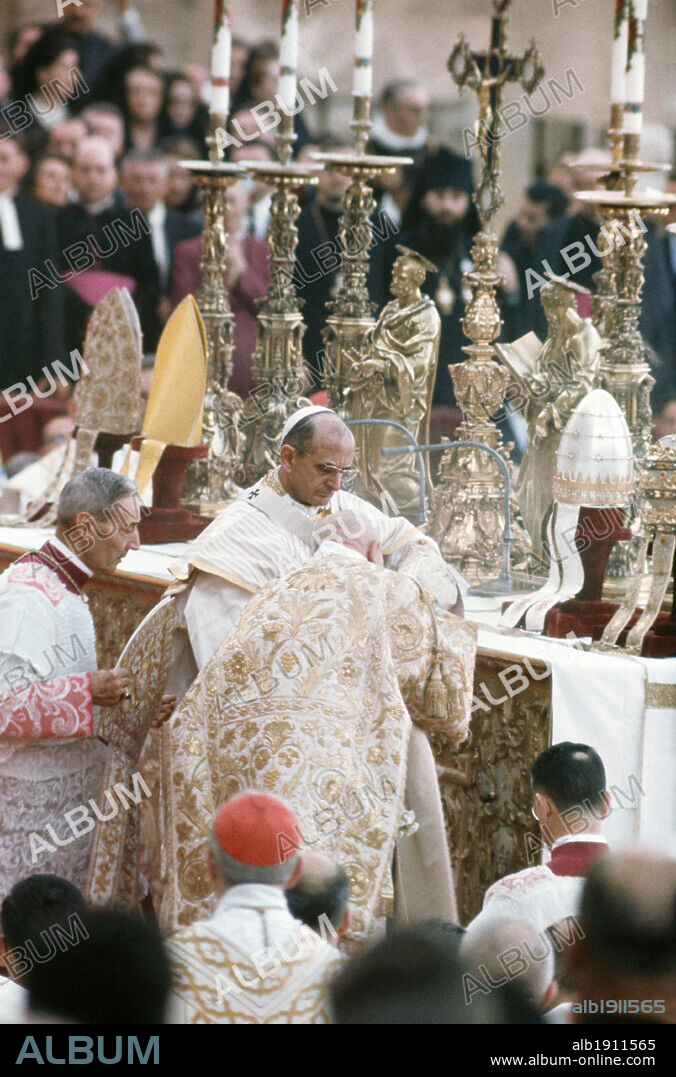 Paul VI during the ceremony of coronation. A moment of the coronation of Paul VI  (Giovanni Battista Montini); it is recognisable the prefect of the ceremony Cardinal Enrico Dante (on the left). Vaticano's City, 30 june 1963.