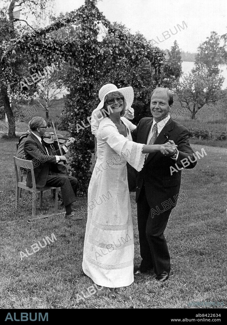 SÖDERTäLJE 20030413 ARKIV 1974. Monica Zetterlund och bassisten Sture Åkerberg, vigdes på midsommarafton i Tyringe kyrka utanför Södertälje.. Foto Leif R Jansson / SCANPIX Code 50020.