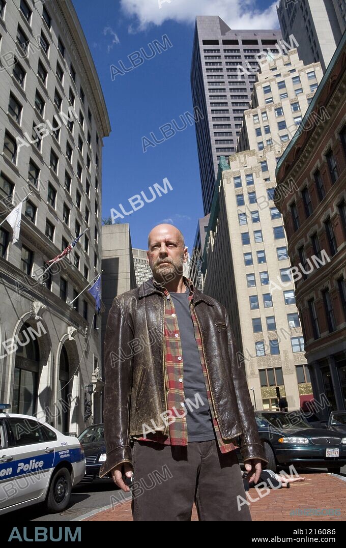 BRUCE WILLIS en LOS SUSTITUTOS [SURROGATES], 2009 (SURROGATES), dirigida por JONATHAN MOSTOW. Copyright TOUCHSTONE PICTURES / VAUGHAN, STEPHEN.