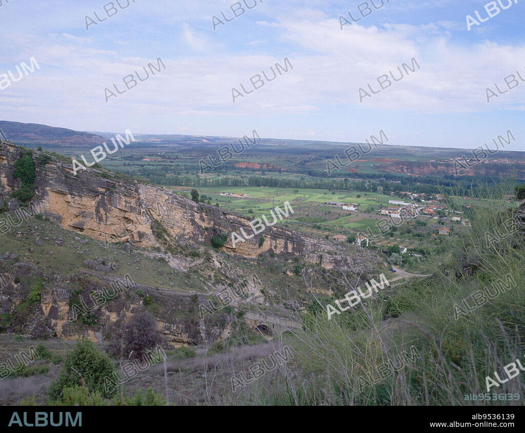 PARED ROCOSA Y PANORAMICA DEL PUEBLO DESDE PATONES DE ARRIBA - FOTO AÑOS 00.