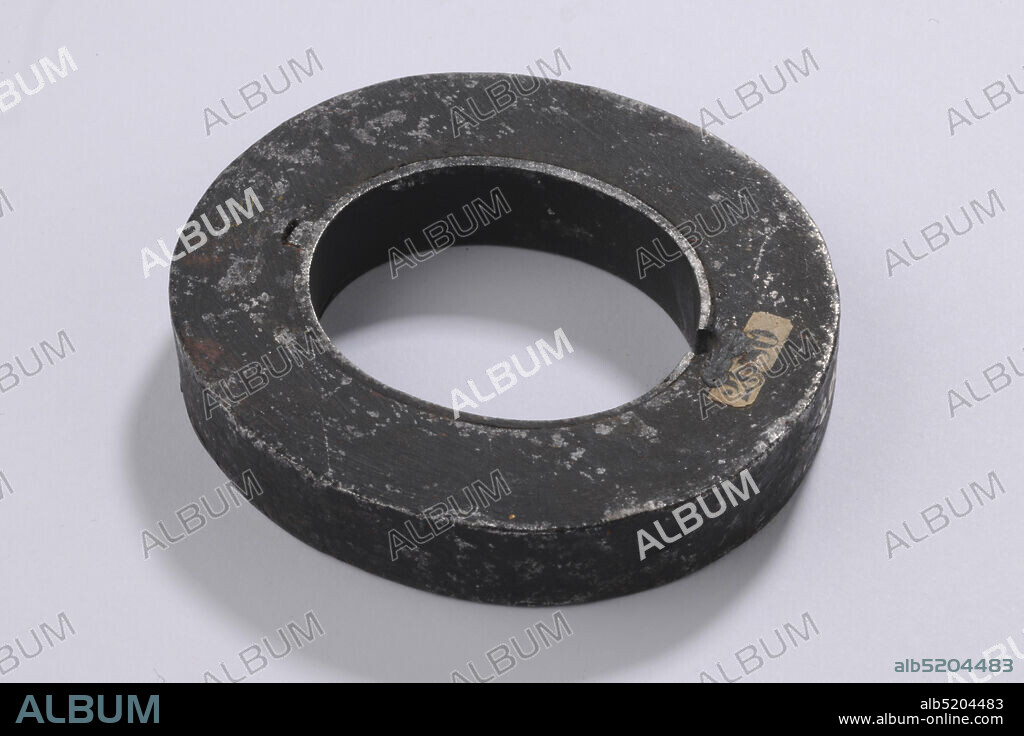 ring (object genre), Anonymous, 1807, cast, General: 1.3 x 7.6 x 7cm (13 x 76 x 70mm), Inner size: 1.3 x 4.4 x 3.8cm (13 x 44 x 38mm) , Cast iron stamp ring, associated with the stamps for striking the front and the reverse of the medal on the 50th anniversary of Masonic lodge La Vertu. The ring is flat and oval in shape, 1882.
