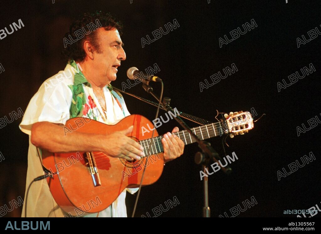 El cantante, guitarrista y compositor español de rumba catalana, Peret.