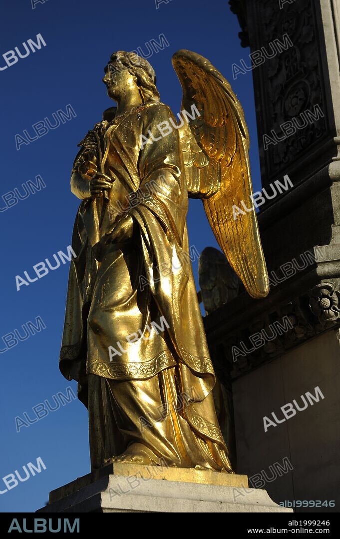ANTON DOMINIK FERNKORN. CROACIA. ZAGREB. Monumento construido en 1878, y dedicado a la Virgen María. Detalle de uno de los cuatro ángeles dorados ubicados sobre la peana de la fuente. Plaza Kaptol.