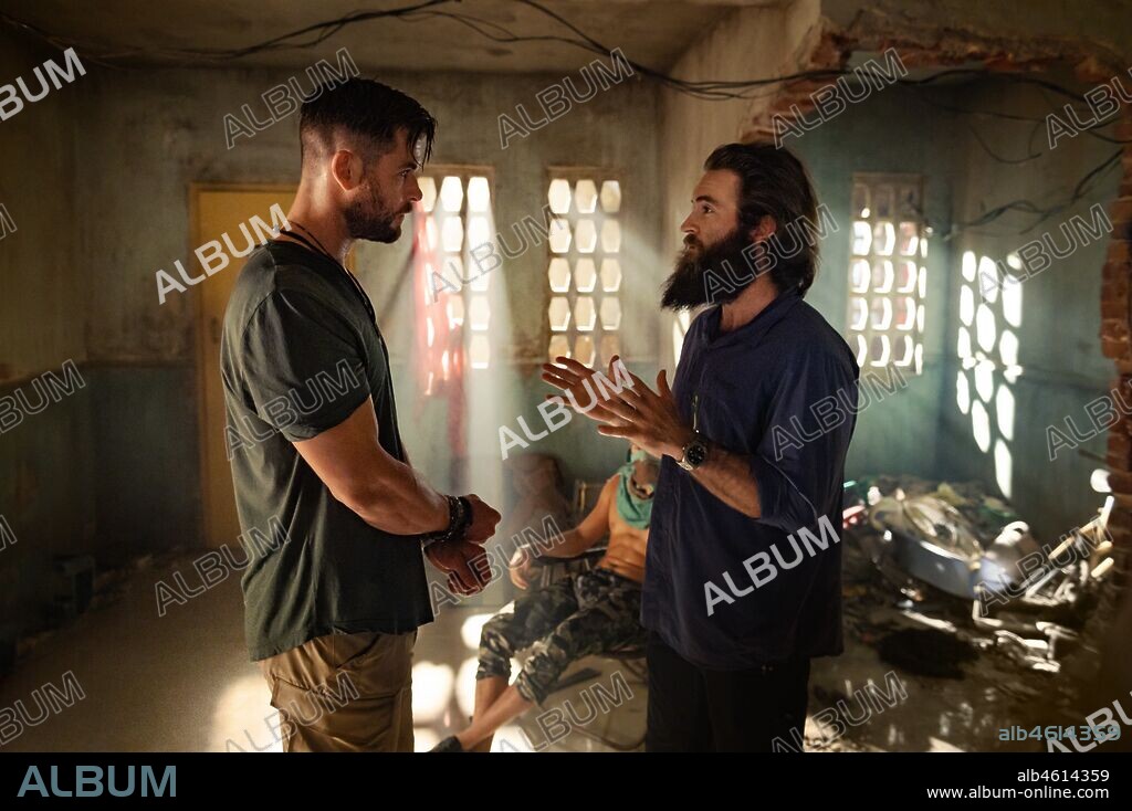 CHRIS HEMSWORTH et SAM HARGRAVE dans EXTRACTION, 2020, réalisé par SAM HARGRAVE. Copyright Netflix / AGBO / India Take One Productions / T.G.I.M Films.