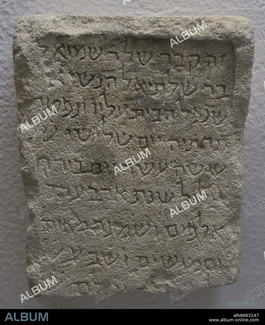 Estela funeraria con inscripción hebrea. Tumba de R. Samuel bar saltiel el Nasi, muerto el 1097. Siglo XI. Granito blanco. Procedente de Monzón de los Campos (provincia de Palencia, Castilla y León). Depósito del Museo de Palencia. Museo Sefardí. Toledo. Castilla-La Mancha. España.