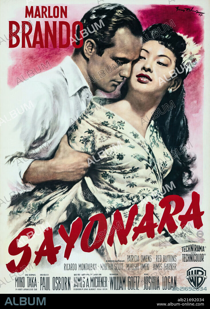 MARLON BRANDO y MIIKO TAKA en SAYONARA (1957), dirigida por JOSHUA LOGAN. Copyright WARNER BROTHERS.