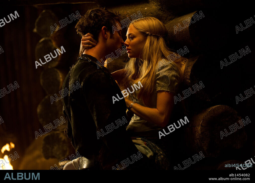 AMANDA SEYFRIED and SHILOH FERNANDEZ in RED RIDING HOOD, 2011, directed by CATHERINE HARDWICKE. Copyright WARNER BROS. PICTURES.