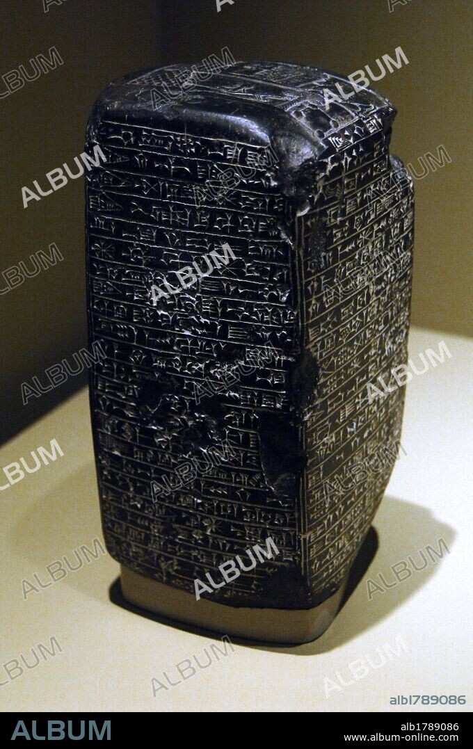ARTE MESOPOTAMICO. BABILONIA. ESTELA CUADRADA en basalto de ASARHADDON, rey de Asiria (681-669 a. C. I) donde se RELATA LA RESTAURACION DE BABILONIA Y DEL TEMPLO DE MARDUK. Fechada entre los años 678-669 a. C. Probablemente procede de Bailonia. Exposición Babilonia. Museo del Louvre. París. Francia.