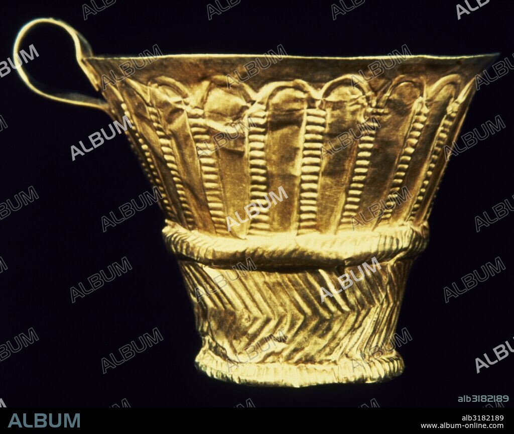 Gold cup. Embossing decoration with geometric motifs. Royal Tombs of Mycenae. 16th century BC. Tomb V. Grave Circle A. National Archaeological Museum. Athens, Greece.
