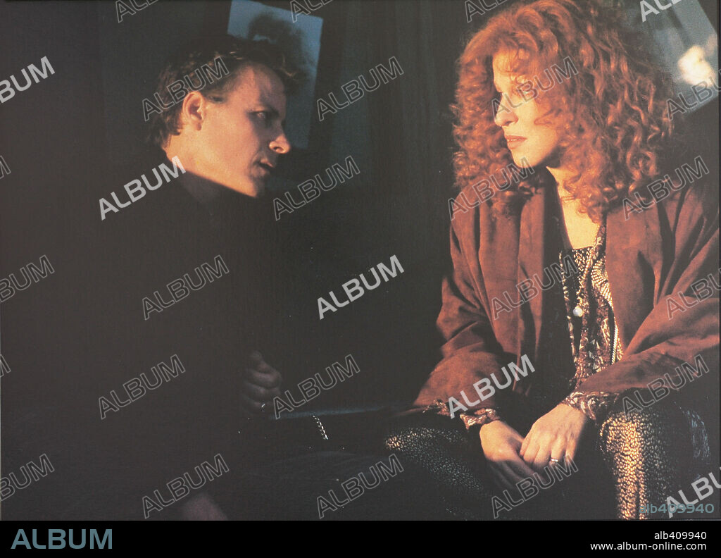 BETTE MIDLER and JOHN HEARD in BEACHES, 1988, directed by GARRY MARSHALL. Copyright TOUCHSTONE PICTURES.