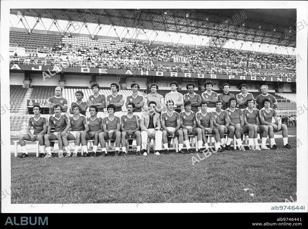 Plantilla del real Murcia en la temporada 1981-1982.
Arriba, de izquierda A Derecha: Irulegui (Entrenador), Lago, Salamanca, Alabanda, Campello, Echevarría, Cervantes, Gil, Moreno, Cuenca, Chararreta y Marianín (segundo Entrenador).
Abajo, de izquierda A Derecha: Nicolás, Ruiz, Macanás, Chuchi, García, Pelegrín, Naharro, José Pardo (Presidente), Abad, Romero, Picazo, Amorós, Higinio, Vidaña y Guina.